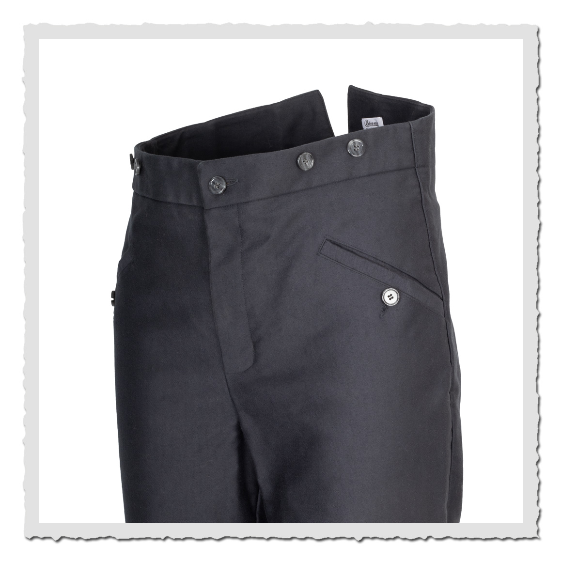 Detailaufnahme der Vorderpartie mit Eingrifftaschen und Knöpfen der Gustav I Arbeiterhose.